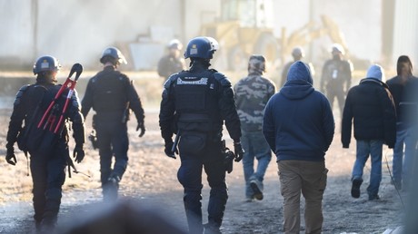 Gendarmes mobiles et fêtards au matin du 2 janvier à Lieuron.