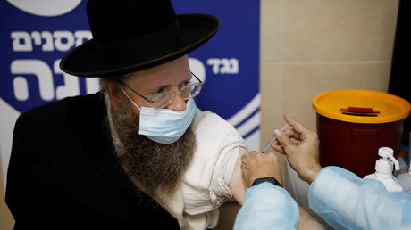 Un Israélien se faisant vacciner le 4 janvier 2021