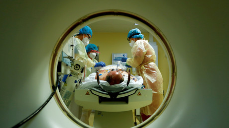 Des membres du personnel médical traitent un patient souffrant du Covid-19 dans un hôpital à Berlin, en Allemagne, le 30 octobre 2020 (image d'illustration).