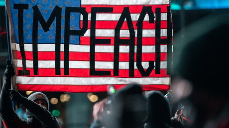 Un drapeau appellant à la destitution de Donald Trump, brandi lors de la manifestation «Get him out ! Defend democracy», à New York, le 7 janvier 2021.