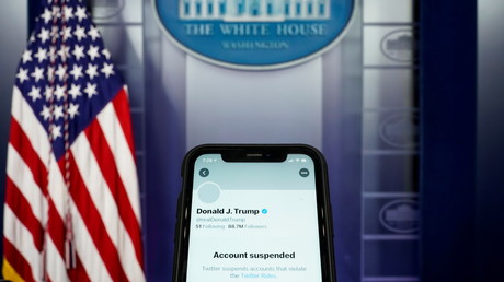 Le compte Twitter suspendu de Donald Trump, avec en arrière-plan la salle de presse de la Maison Blanche à Washington, le 8 janvier 2021.