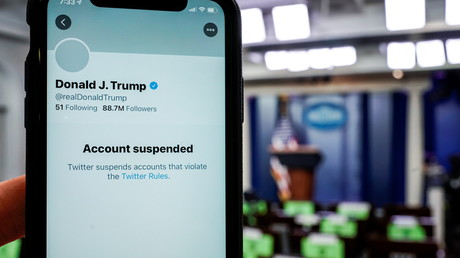 Illustration : compte Twitter suspendu du président américain Donald Trump vu sur un smartphone dans la salle de briefing de la Maison Blanche à Washington, Etats-Unis, le 8 janvier 2021.