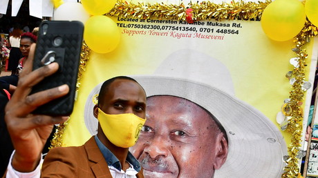 Un soutien du président sortant Yoweri Museveni, le 12 janvier à Kampala.