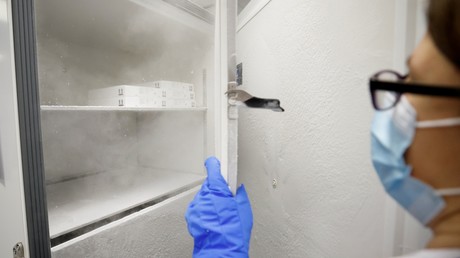 Un pharmacien ouvre un congélateur à très basse température contenant des doses du vaccin de Pfizer-BioNTech contre le Covid-19 vaccine, dans un hôpital du Mans (Sarthe), le 14 janvier 2021 (image d'illustration).