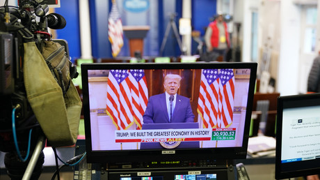 La vidéo d'adieu de Donald Trump diffusée sur un écran dans la salle de presse Brady de la Maison Blanche, à Washington, le 19 janvier 2021.