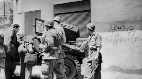 Des soldats français examinent un véhicule militaire au pare-brise cassé le 22 juillet 1956, pendant la guerre d'Algérie, à la suite d'une embuscade au cours de laquelle le conducteur a trouvé la mort (image d'illustration).