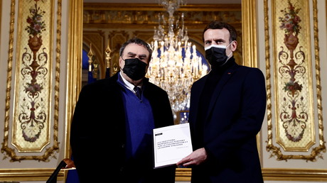 Benjamin Stora remet son rapport à Emmanuel Macron à l'Elysée, le 20 janvier 2021.