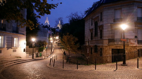 Une rue vide à Montmartre, un soir de couvre-feu d'octobre 2020 (image d'illustration).