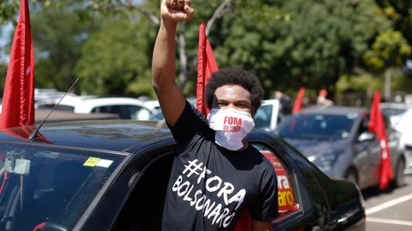 Un manifestant dont le T-shirt indique «Dehors Bolsonaro», lors d'une mobilisation motorisée contre la gestion de la pandémie par le président brésilien, à l'appel d'organisations de gauche, à Brasilia le 23 janvier 2021.