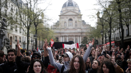 Des centaines d'étudiants manifestent contre la réforme des universités.