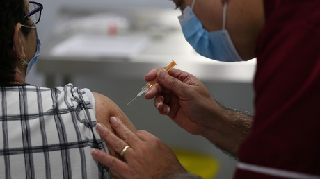 Une personne reçoit une dose du vaccin Oxford / AstraZeneca Covid-19, à Blackpool, en Grande-Bretagne, le 25 janvier 2021.