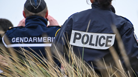 Un gendarme et une fonctionnaire de police surveillent les côtes près de Calais alors que des migrants tentent la traversée de la Manche vers le Royaume-Uni, janvier 2020 (image d'illustration).