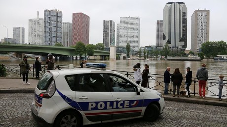 Une voiture de police en patrouille à proximité du quartier de Beaugrenelle à Paris. (Image d'illustration)