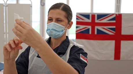 Une soignante de la Royal Navy prépare une injection de vaccin anti-covid AstraZeneca, le 27 janvier, à Bath au Royaume-Uni (image d'illustration).