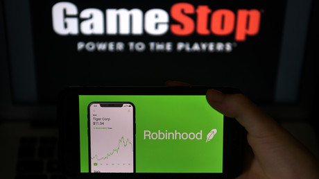 L'application de trading Robinhood sur un écran de téléphone portable, devant le logo de GameStop, en Virginie, le 28 janvier 2021.