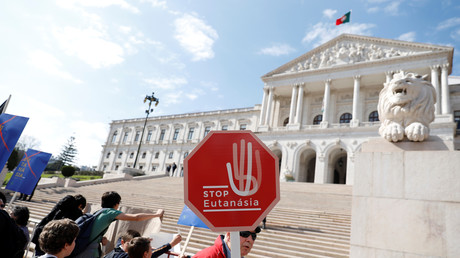 Une manifestation contre la légalisation de l'euthanasie devant le Parlement portugais à Lisbonne, le 20 février 2020 (image d'illustration).