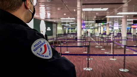 Un policier aux douanes de l'aéroport Paris-Charles-de-Gaulle, en novembre 2020 (image d'illustration).