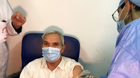 Un homme reçoit une injection du vaccin Spoutnik V à Blida, en Algérie, le 30 janvier 2021.