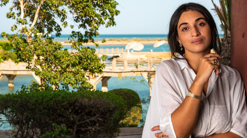 «Quand je critique la police, je ne critique pas la police» : Camélia Jordana s'explique