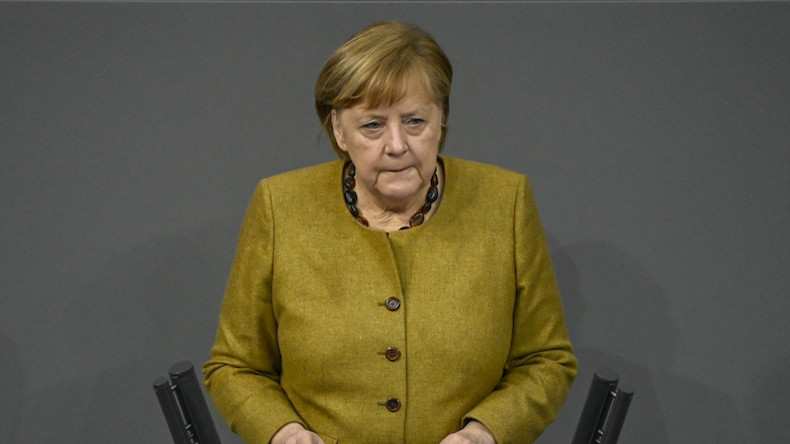 «Un pape qui se croit infaillible» : Merkel critiquée au Bundestag pour sa gestion du Covid-19
