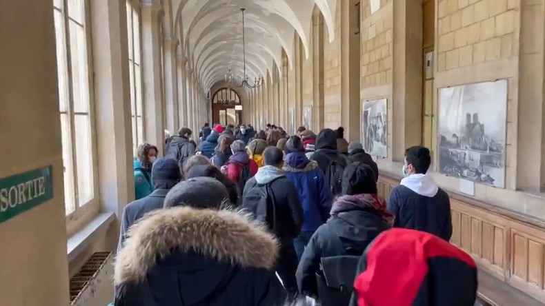 «On se met au chaud» : une centaine de sans-abri et migrants occupent l'entrée de l'Hôtel-Dieu