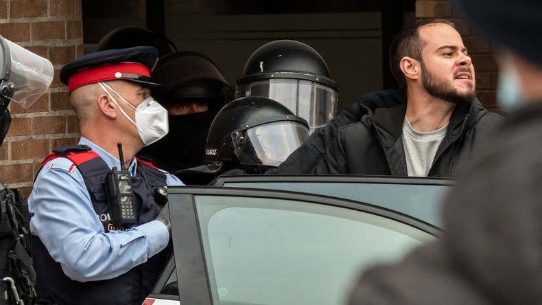 Espagne : condamné pour des tweets, un rappeur arrêté après s'être barricadé dans une université