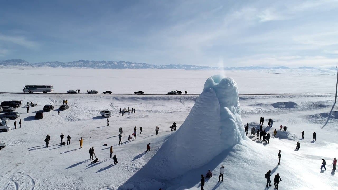 Kazakhstan : Un «volcan» De Glace De 14 Mètres Sculpté Par La Nature ...