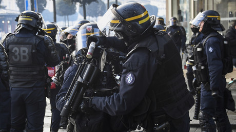 Un policier recharge son arme à Rennes, le 19 janvier 2019, durant une manifestation des Gilets jaunes.