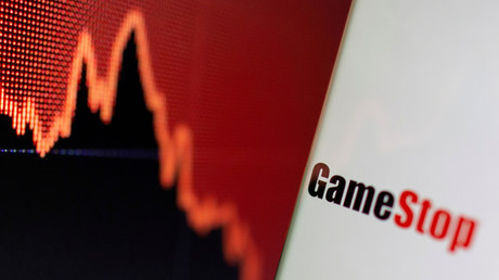 Le logo de GameStop à côté d'un graphique boursier, le 2 février 2021.