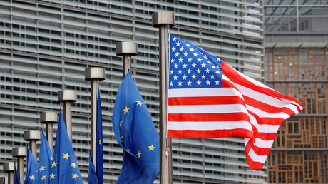 Les drapeaux de l'Union européenne et des Etats-Unis en face de la Commission européenne, le 20 février 2017 (image d'illustration).