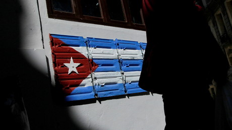 Une femme passe devant un drapeau national cubain à La Havane, le 20 janvier 2021 (image d'illustration).