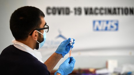 Un pharmacien prépare une dose du vaccin AstraZeneca  dans un centre temporaire de vaccination à Birmingham, le 4 février 2021 (image d'illustration).