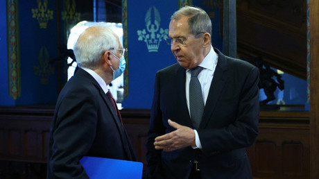Le chef de la diplomatie européenne Josep Borrell et le ministre des Affaires étrangères russe Sergueï Lavrov à Moscou le 5 février 2021.