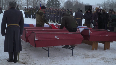 Cérémonie d'inhumation de militaires russes et français tombés durant la retraite de Russie, à Viazma, en Russie, le 13 février 2021.