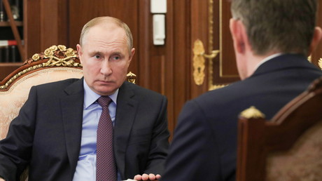 Le président russe Vladimir Poutine écoute le ministre du Développement économique Maxim Reshetnikov lors d'une réunion à Moscou (Russie), le 4 février 2021 (image d'illustration).