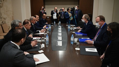 Rencontre des représentants de la délégation syrienne avec l'envoyé spécial du secrétaire général de l'ONU pour la Syrie Geir Pedersen dans le cadre de la 15e Rencontre internationale sur la Syrie au «format Astana».