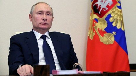 Le 17 février, le président russe Vladimir Poutine participe à une visioconférence avec les chefs des partis représentés au Parlement.
