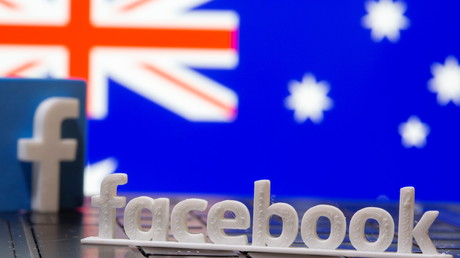 Le logo de Facebook face au drapeau australien, le 18 février 2021.