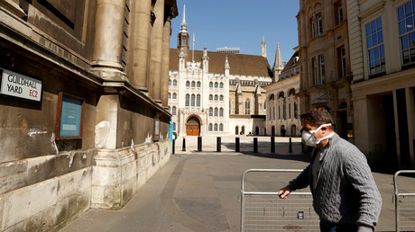 Un homme porte un masque devant la Guildhall School of Music and Drama, une école supérieure de musique et d'art dramatique de Londres, le 14 avril 2020 (image d'illustration).