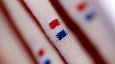 Chaussettes décorées au motif du drapeau français exposées à la foire Made In France à Paris en novembre 2013 (illustration).