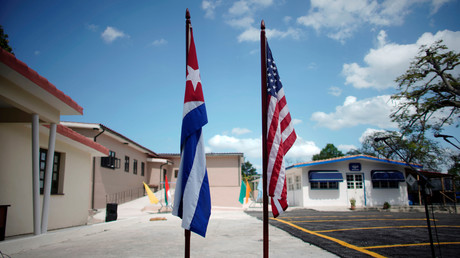 Les drapeaux cubain et étatsunien à La Havane, Cuba (image d'illustration).