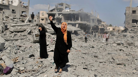 Une femme palestinienne se tient debout à côté de sa maison détruite par des bombardements israéliens le 26 juillet 2014 (image d'illustration).