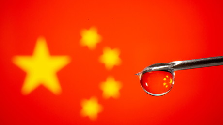 L'aiguille d'une seringue devant un drapeau de la Chine (image d'illustration).