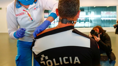 Un policier se fait vacciner contre le Covid-19 à Madrid, en Espagne, le 25 février 2021 (image d'illustration)