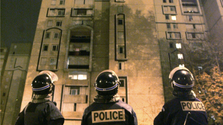 Des policiers observent un immeuble de Corbeil-Essonnes, le 7 novembre 2005 (image d'illustration)