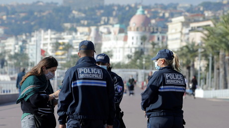 Des policiers contrôlent l'attestation de sortie d'une passante sur la promenade des Anglais lors du second confinement, le 13 novembre 2020 (image d'illustration).