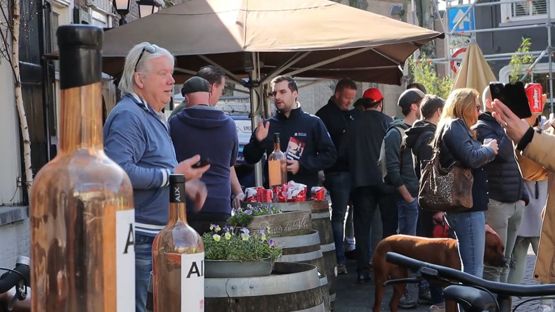Pays-Bas : rassemblement bière à la main et sans masques pour la réouverture des terrasses (IMAGES)