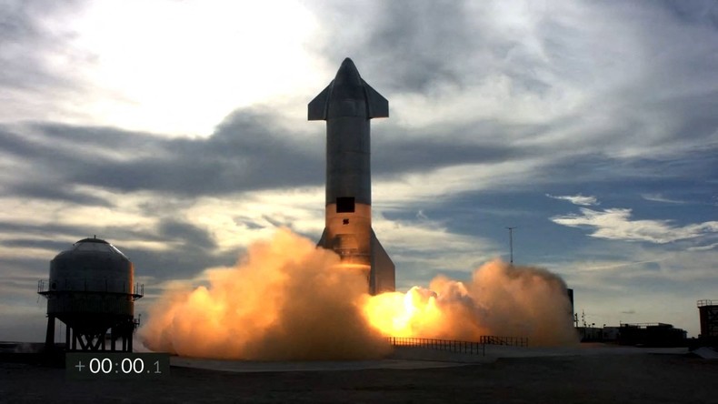 Un prototype de fusée géante de SpaceX atterrit avec succès et se désintègre huit minutes plus tard
