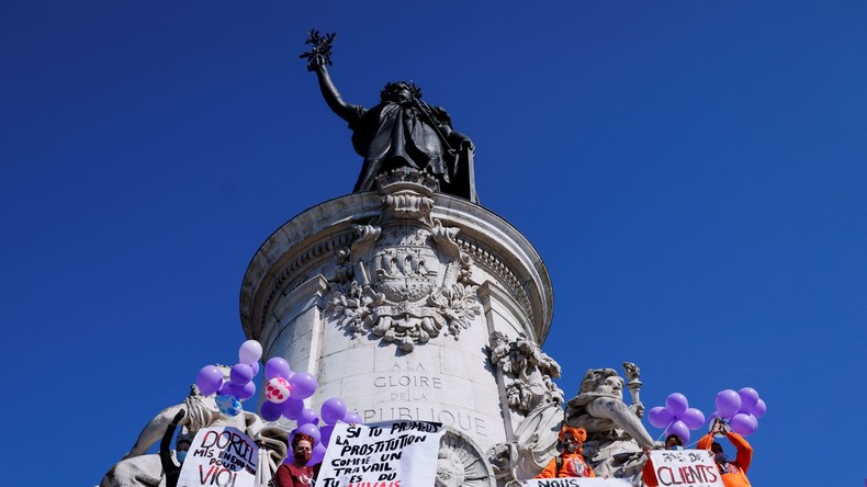 Des féministes anti-prostitution prises à partie en manifestation par des antifascistes pro-trans