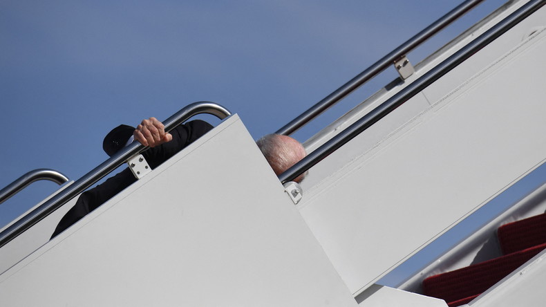 Joe Biden trébuche à plusieurs reprises en montant à bord d'Air Force One (VIDEO)